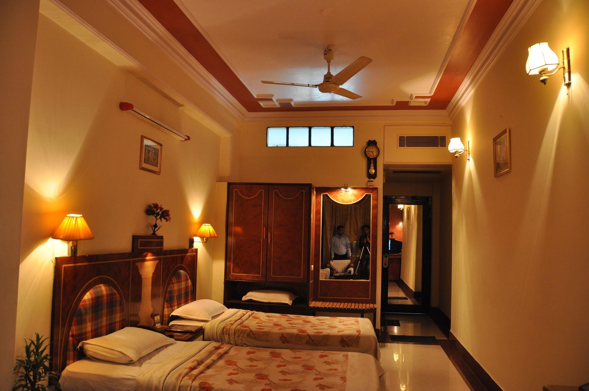 Hotel Rishi Regency Jabalpur Bagian luar foto