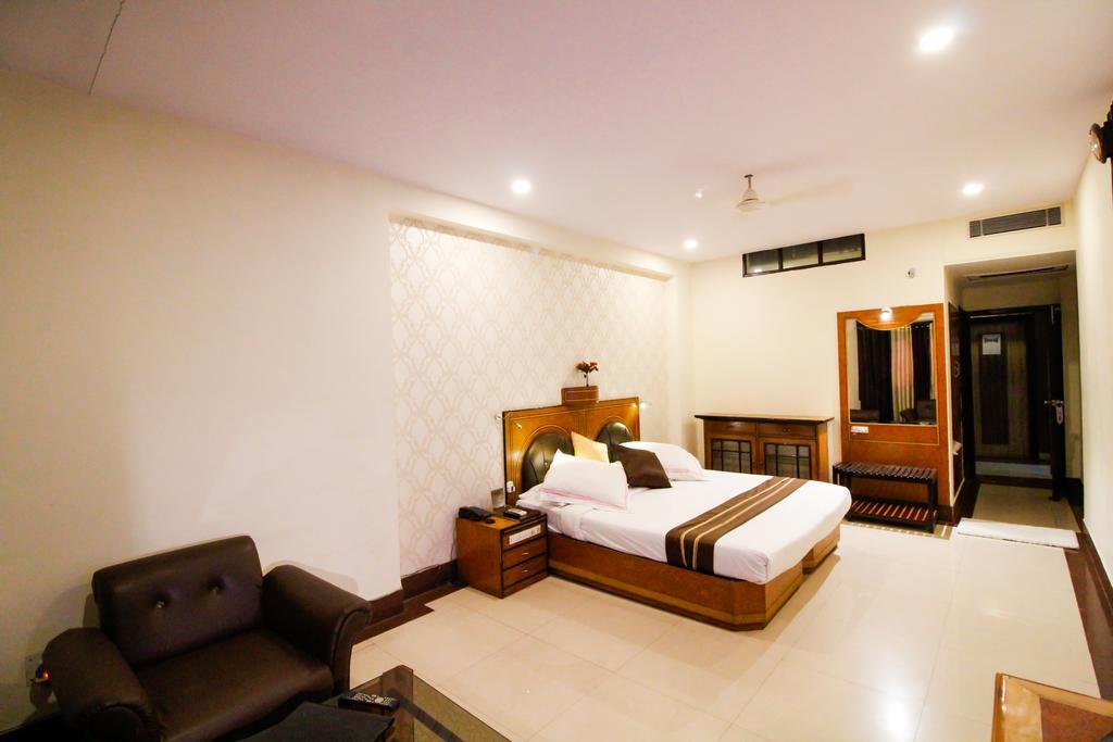 Hotel Rishi Regency Jabalpur Bagian luar foto