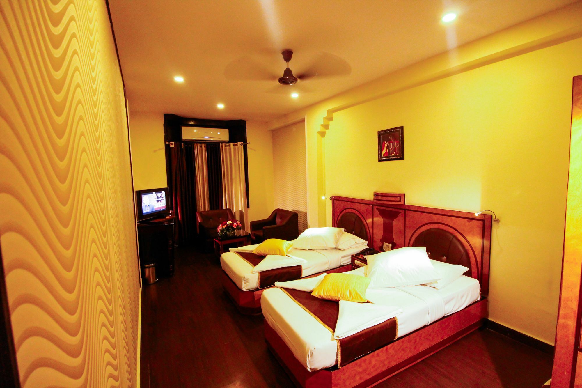 Hotel Rishi Regency Jabalpur Bagian luar foto